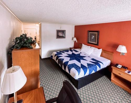 En eller flere senge i et værelse på Jacksonville Inn