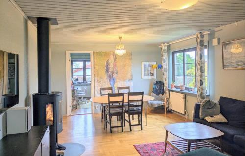 Posezení v ubytování Cozy Home In Ystad With Sauna