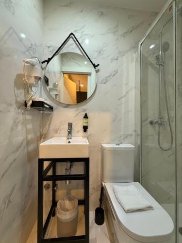 Un baño con lavabo, ducha e inodoro. en CC Malasaña, en Madrid