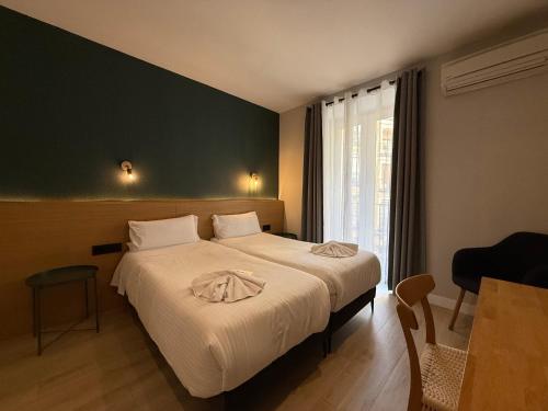 Un dormitorio con una gran cama blanca con ventana. en CC Malasaña, en Madrid