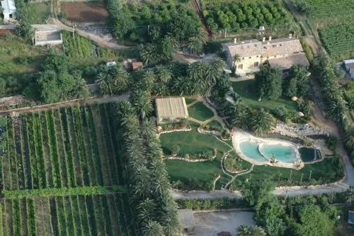 an overhead view of a mansion with a pool and trees at Agriturismo Paradiso di Barchi in Lido Di Fondi