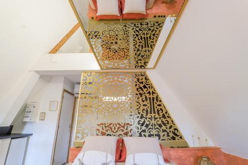 Un pat sau paturi într-o cameră la Studio romantique Arras Vue beffroi Place des Héros