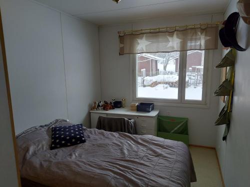 una camera da letto con un letto, una scrivania e una finestra di Aurora house a Rovaniemi