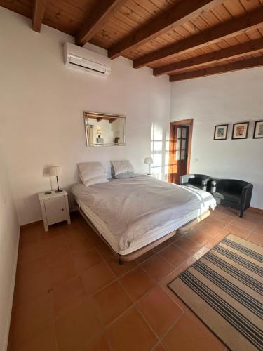 ein Schlafzimmer mit einem großen Bett und einem Spiegel in der Unterkunft Casitas Andalucia in Malaga