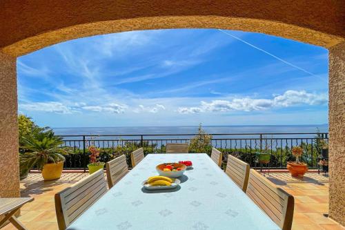 Sea-view villa for 11 guests with a heated infinity pool