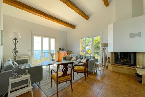 Sea-view villa for 11 guests with a heated infinity pool
