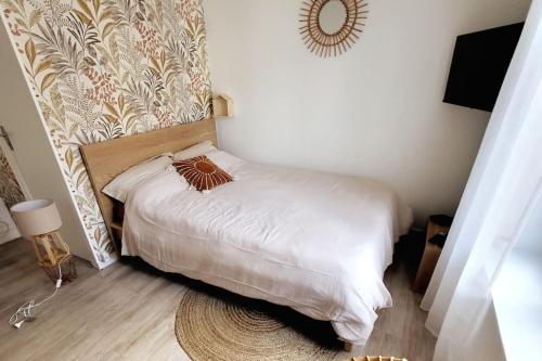 En eller flere senge i et værelse på L'escape Rue Calme - Free parking