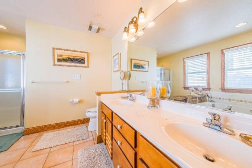 Ένα μπάνιο στο K1422 The Watch Tower - Ocean Views! Rec Room! Pool & Tiki Bar Oasis!