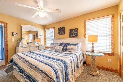 Ένα ή περισσότερα κρεβάτια σε δωμάτιο στο K1422 The Watch Tower - Ocean Views! Rec Room! Pool & Tiki Bar Oasis!