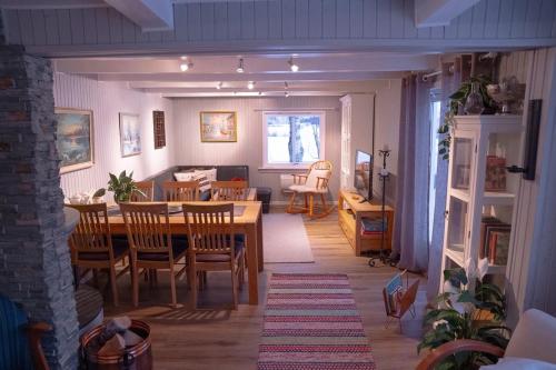 Un comedor con mesa y sillas en Beautiful little house which offers the best of Senja, en Gibostad