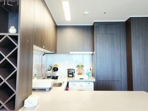 Η κουζίνα ή μικρή κουζίνα στο an emotional view of the sea at sunrise