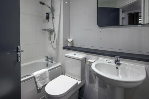ein weißes Badezimmer mit Toilette und Waschbecken in der Unterkunft Best Western Claydon Hotel in Ipswich