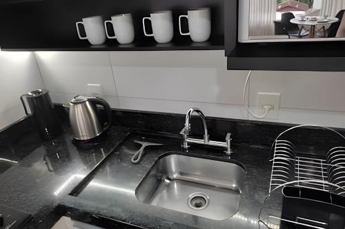 una cucina con lavandino e piano di lavoro con lavandino di Apartamento Harmonia 402 a Pomerode