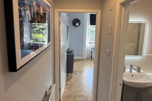 Et badeværelse på Cosy Perth Apartment - City Comforts