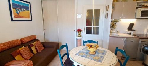 Apartment with terrace and views of the port