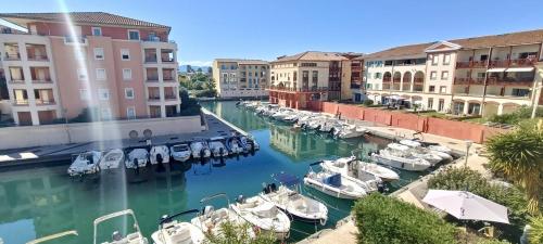 Apartment with terrace and views of the port