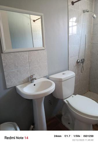 La Morada del Colibrí في إل تابو: حمام مع مرحاض ومغسلة ومرآة