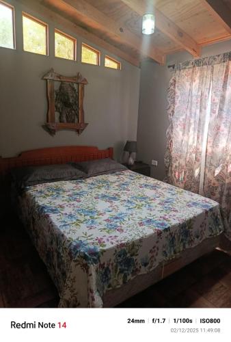 La Morada del Colibrí في إل تابو: غرفة نوم عليها سرير ولحاف