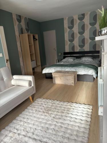 un soggiorno con due letti e un divano di Maison cosy & calme a Saint-Florentin