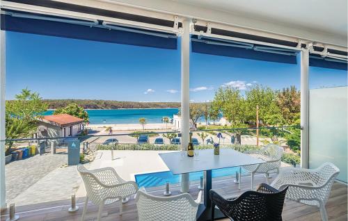 una sala da pranzo con tavolo e sedie e vista sull'oceano di 2 Bedroom Awesome Apartment In Punat a Punat