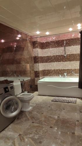 een badkamer met een toilet en een badkuip bij House in Baku