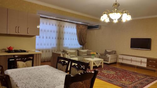 una sala de estar con un sofá y una mesa en House, en Baku