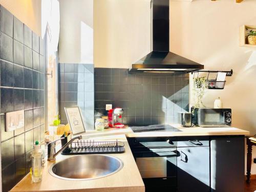 Η κουζίνα ή μικρή κουζίνα στο La Petite Maison Solognote, au pied du Château