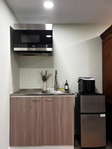 Küche/Küchenzeile in der Unterkunft Modern Decatur Apt B near Emory, Midtown, Downtown