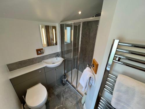 un bagno con wc, lavandino e doccia di Seaside Escape in Westward Ho! 3-Bed Family Holiday Home with Sea Views a Westward Ho