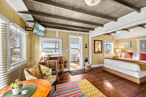 Ένα ή περισσότερα κρεβάτια σε δωμάτιο στο Gulf Front Escape with Private Deck, Sunporch & Beach Access