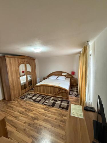a bedroom with a bed and a desk at Cabana Suvenirurilor in Scărişoara