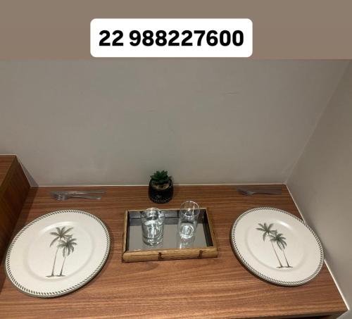 zwei Teller mit Palmenmotiven auf einem Tisch in der Unterkunft Transamérica Executive Campos dos Goytacazes in Campos dos Goytacazes