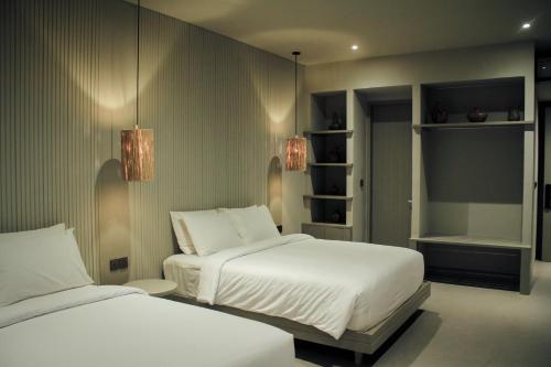 1 Schlafzimmer mit 2 Betten und 2 Regalen in der Unterkunft Greywood in Gili Trawangan