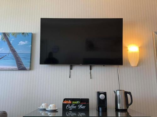 Μια τηλεόραση ή/και κέντρο ψυχαγωγίας στο Oaks Goldcoast ,Goldcoast Highway surfers Paradise