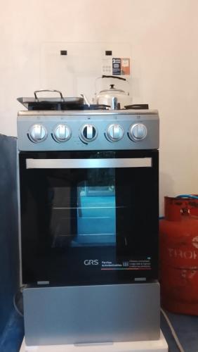 a stove with a pot on top of it at Hostel Casa escondida in Santa Cruz La Laguna