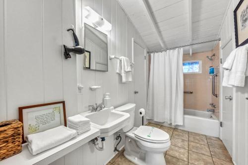 Ένα μπάνιο στο Gulf Front Escape at a Beach Resort, Pet Friendly