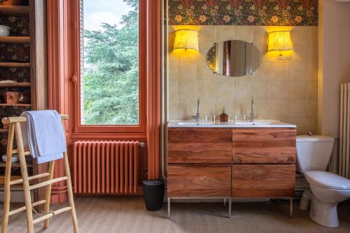 Ένα μπάνιο στο Château Le Boisrenault