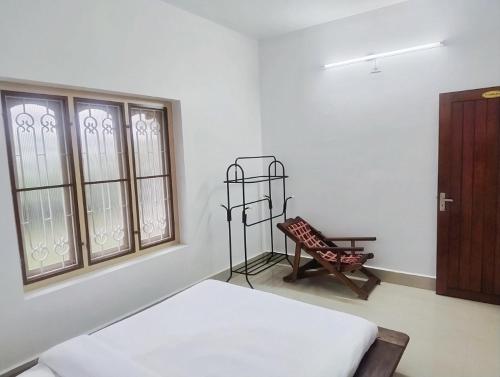 Un pat sau paturi într-o cameră la Maanasam Farmstay - Boutique 3BR Countryside Villa, Manikkadavu