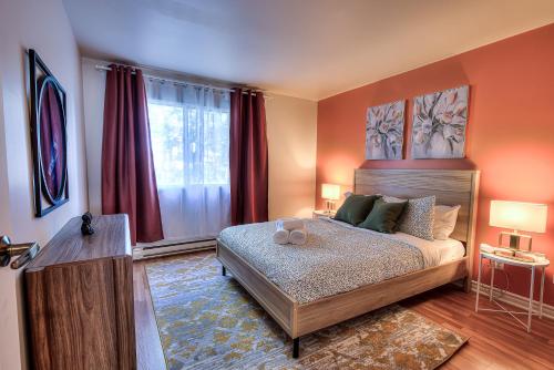 Ένα ή περισσότερα κρεβάτια σε δωμάτιο στο Lovely & Spacious 2BR in MTL! Free 2 Parking Spots