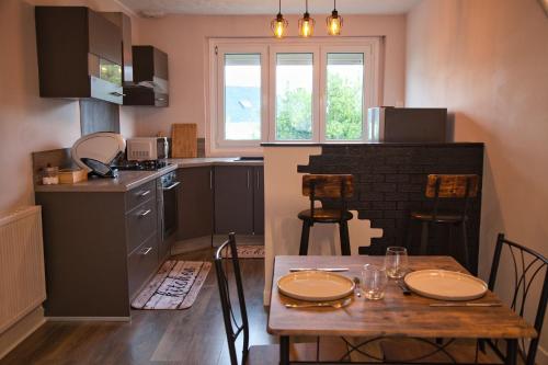 Una cocina con una mesa de madera y una mesa y sillas. en Escale Atlantique, en Saint-Nazaire