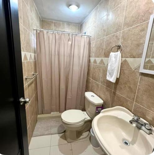 ein Badezimmer mit Toilette, Waschbecken und Dusche in der Unterkunft Departamento con estacionamiento cerca de SixFlags Dorados e IMSS in Oaxtepec