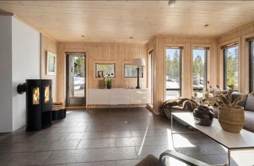 Χώρος καθιστικού στο Family Cabin By The River In Hovden