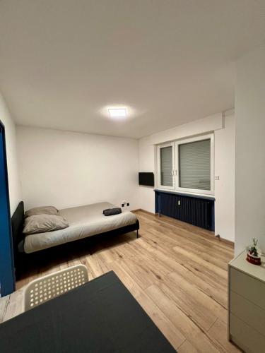 a bedroom with a bed and a window at Appartement calme et lumineux in Illkirch-Graffenstaden