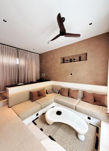 Et opholdsområde på Aron Villa by Aura - Designer Villa Pool & Green Views in Balangan