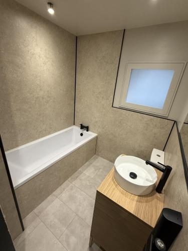 Park House Rooms - Sky TV and kitchenette في أبردين: حمام مع حوض استحمام ومرحاض