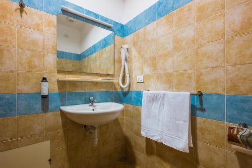 Et badeværelse på La Smeraldina Resort