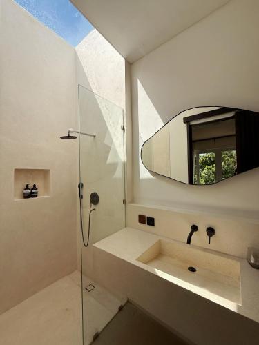 Et badeværelse på Aron Villa by Aura - Designer Villa Pool & Green Views in Balangan