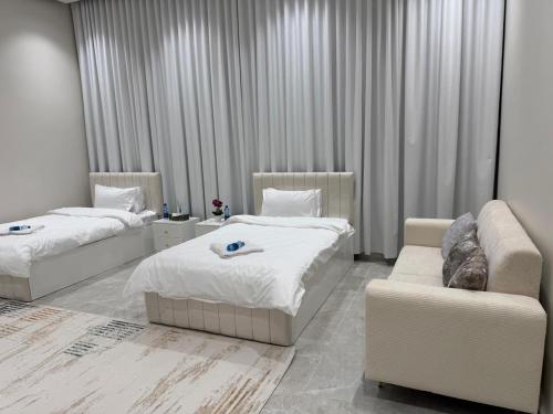 Ein Bett oder Betten in einem Zimmer der Unterkunft فلة الشروق - Sunrise Villa