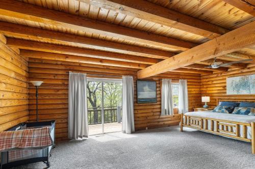 En eller flere senge i et værelse på Sugar Rock Lodge Log Cabin on Tablerock Lake