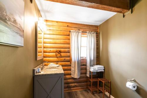 Billede fra billedgalleriet på Sugar Rock Lodge Log Cabin on Tablerock Lake i Galena